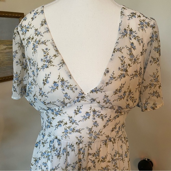 Lulus • So True Blue & White Floral Short Sleeve Tiered Mini Dress • Size L EUC - Picture 3 of 8